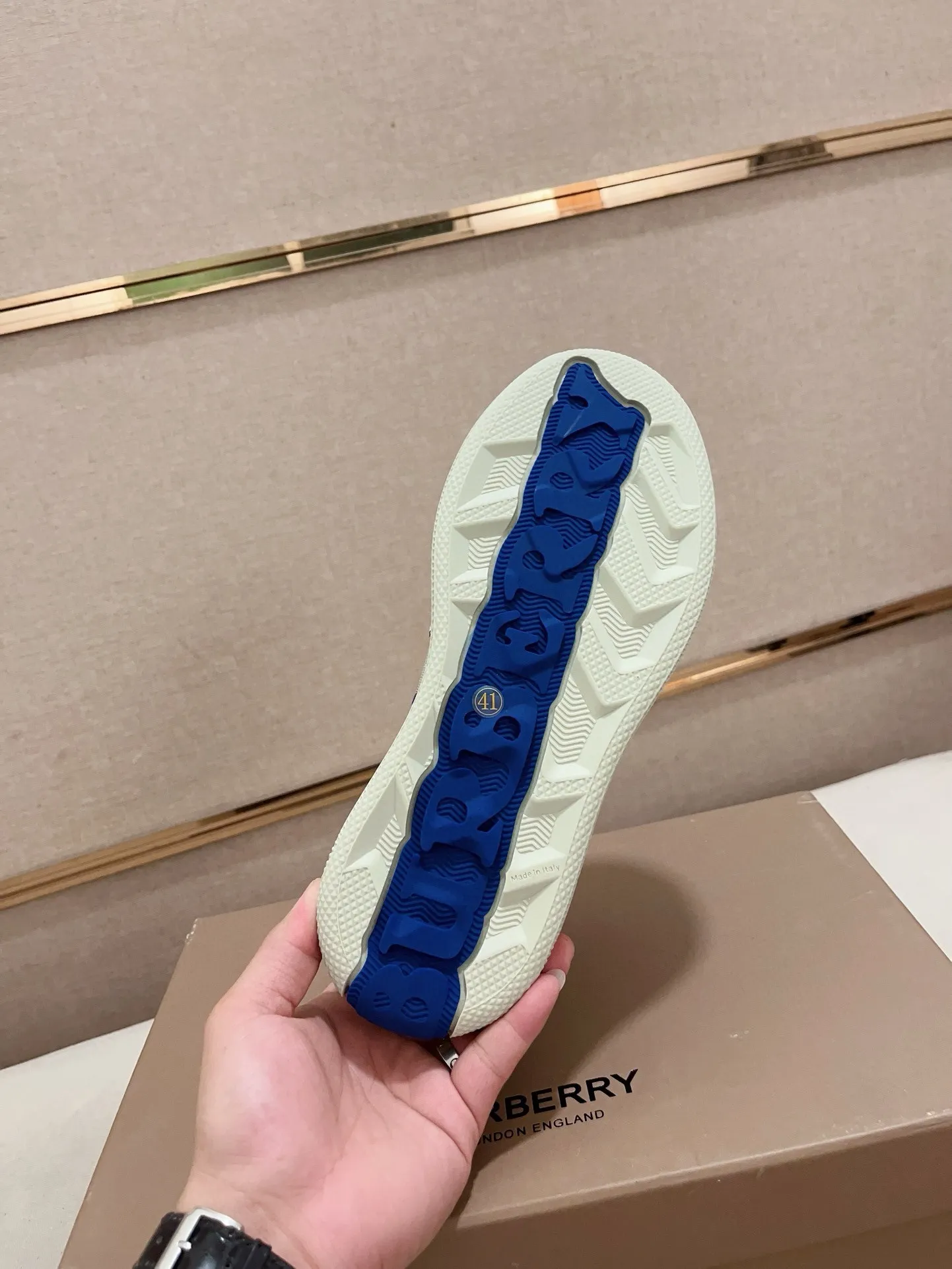 Men's shoes 💰: 560💰🇮🇹🇮🇹The counters are synchronized with Burberry's top purchasing agents🔍🔍Synchronized sales. Positive code number: 38-44. Italian imported cowhide, fully imported sheepskin lining, sole: original sole provided by the original factory, exclusive movable molded sole, super comfortable, original factory follow-up order, 🔍🔍high quality, you can enter and leave the counter at will, welcome to compare (45 yuan for customization, no return or exchange)